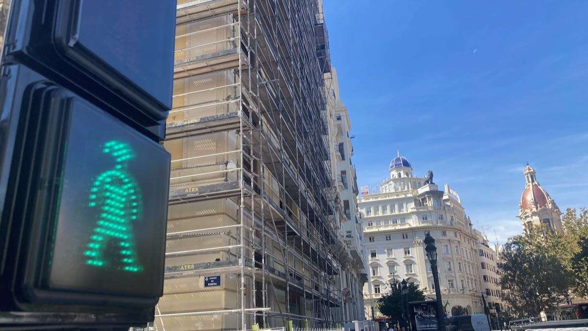 A traffic light with a green female pedestrian symbol in Valencia's city center