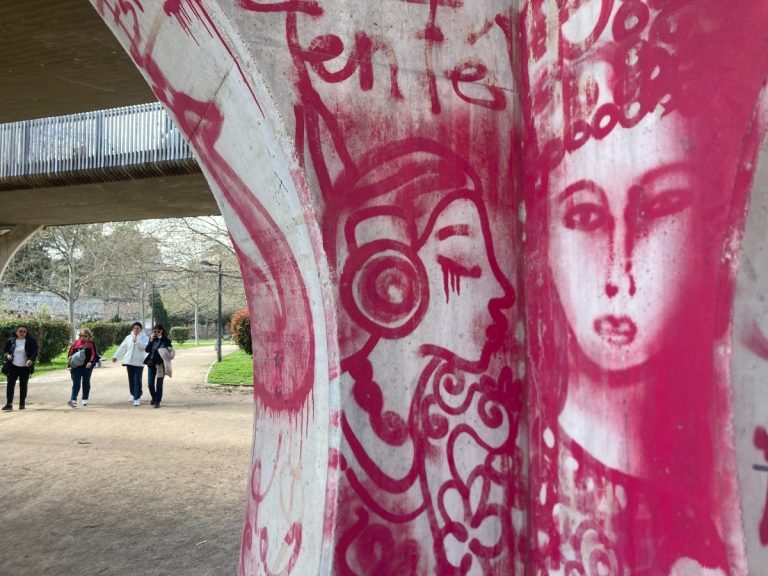 Red graffiti on a wall in the Turia park of Valencia