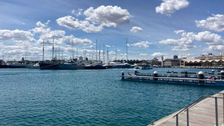 A sunny view of the blue water in Valencia Marina from the boardwalk