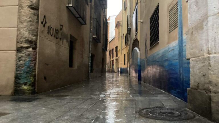 Street art depicting blue flood waters on a rainy steet in Valencia