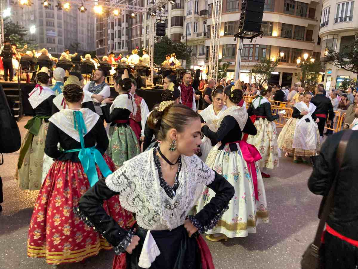 A group of dancers in traditional Valencian dress practice dancing for Nou d'Octubre
