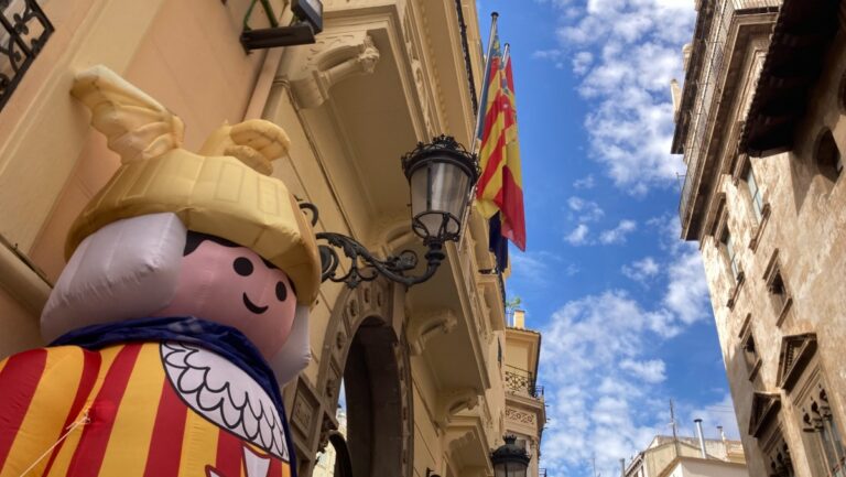 A large inflatable Playmobil toy depicting King Jaume I in Valencia